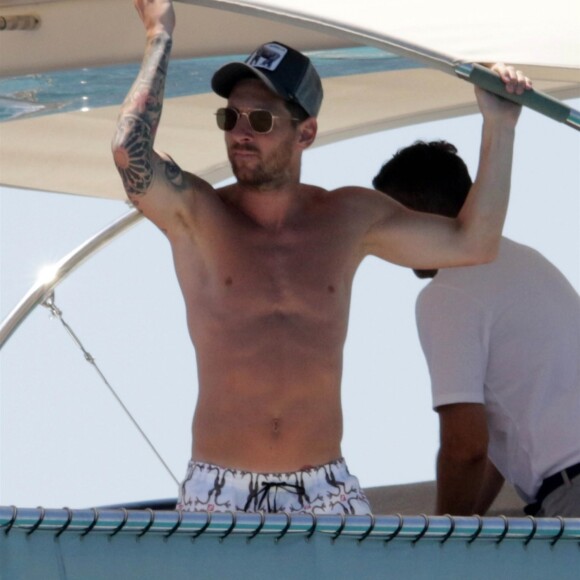 Lionel Messi, sa femme Antonella Roccuzzo, Luis Suarez, sa femme Daniella Semaan et Cesc Fabregas passent leurs vacances en famille à Formentera en Espagne le 29 juillet 2019.