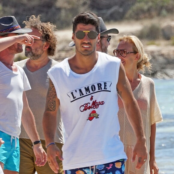 Lionel Messi, sa femme Antonella Roccuzzo, Luis Suarez, sa femme Daniella Semaan et Cesc Fabregas passent leurs vacances en famille à Formentera en Espagne le 29 juillet 2019.