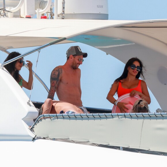 Lionel Messi, sa femme Antonella Roccuzzo, Luis Suarez, sa femme Daniella Semaan et Cesc Fabregas passent leurs vacances en famille à Formentera en Espagne le 29 juillet 2019.