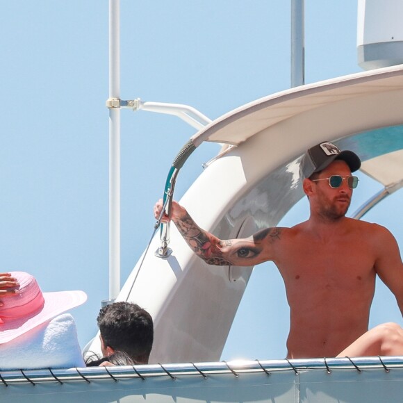 Lionel Messi, sa femme Antonella Roccuzzo, Luis Suarez, sa femme Daniella Semaan et Cesc Fabregas passent leurs vacances en famille à Formentera en Espagne le 29 juillet 2019.