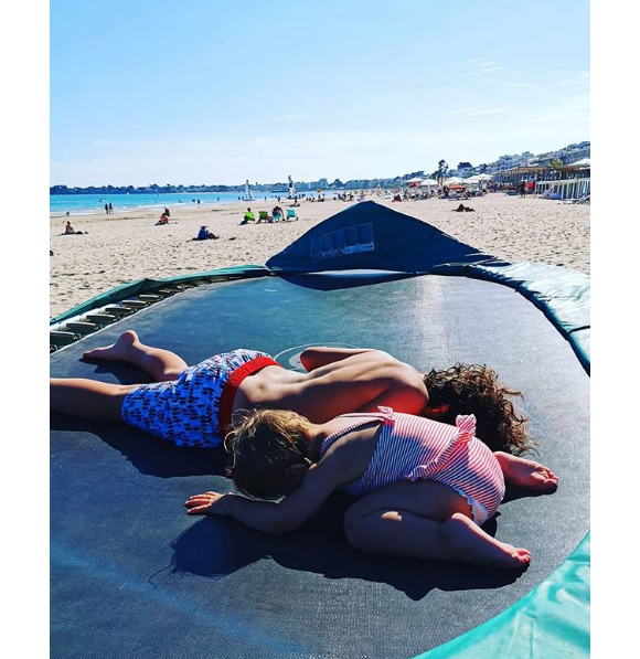 Laura Tenoudji, heureuse maman de Milan et Bianca. Sur Instagram, été 2019.
