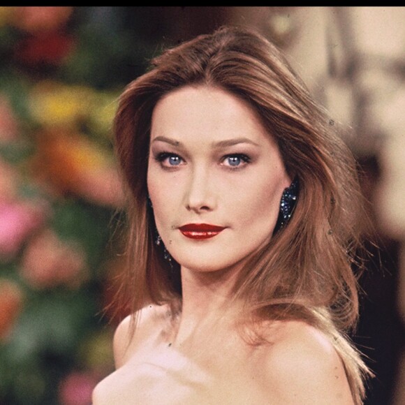 Carla Bruni défile pour Yves Saint Laurent.