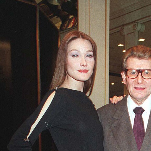 Carla Bruni défile pour Yves Saint Laurent.