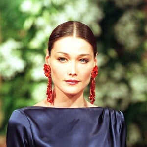 Carla Bruni défile pour Yves Saint Laurent.