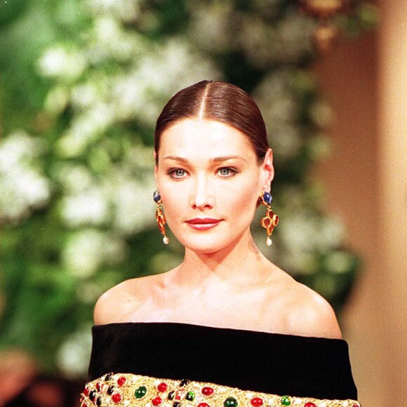 Carla Bruni défile pour Yves Saint Laurent.