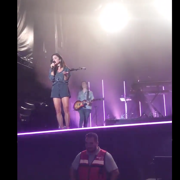 Jenifer recadre un spectateur lors de son concert à Saint-Louis en Alsace, le 3 août 2019.