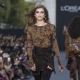 Valentina Sampaio participe au défilé de mode L'Oréal Paris sur l'avenue des Champs-Elysées lors de la fashion week à Paris, le 1er octobre 2017. © Olivier Borde / Bestimage