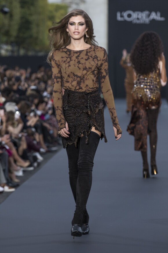 Valentina Sampaio participe au défilé de mode L'Oréal Paris sur l'avenue des Champs-Elysées lors de la fashion week à Paris, le 1er octobre 2017. © Olivier Borde / Bestimage
