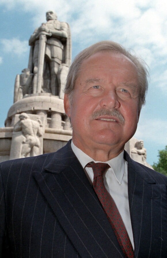 Le prince Ferdinand von Bismarck (ici en juillet 1998 au pied du monument à la mémoire de son arrière-grand-père Otto von Bismarck) est mort le 23 juillet 2019 dans un hôpital proche de Hambourg à l'âge de 88 ans.