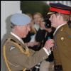 Le prince Harry reçoit ses insignes militaires des mains de son père le prince Charles en 2009.
