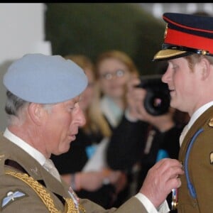 Le prince Harry reçoit ses insignes militaires des mains de son père le prince Charles en 2009.