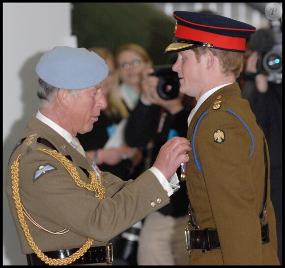 Le prince Harry reçoit ses insignes militaires des mains de son père le prince Charles en 2009.