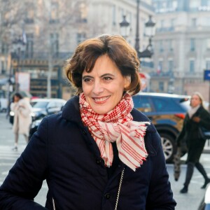 Inès de La Fressange arrive au défilé Schiaparelli lors de la Fashion Week Haute Couture collection printemps/été 2019 de Paris, France, le 21 janvier 2019.