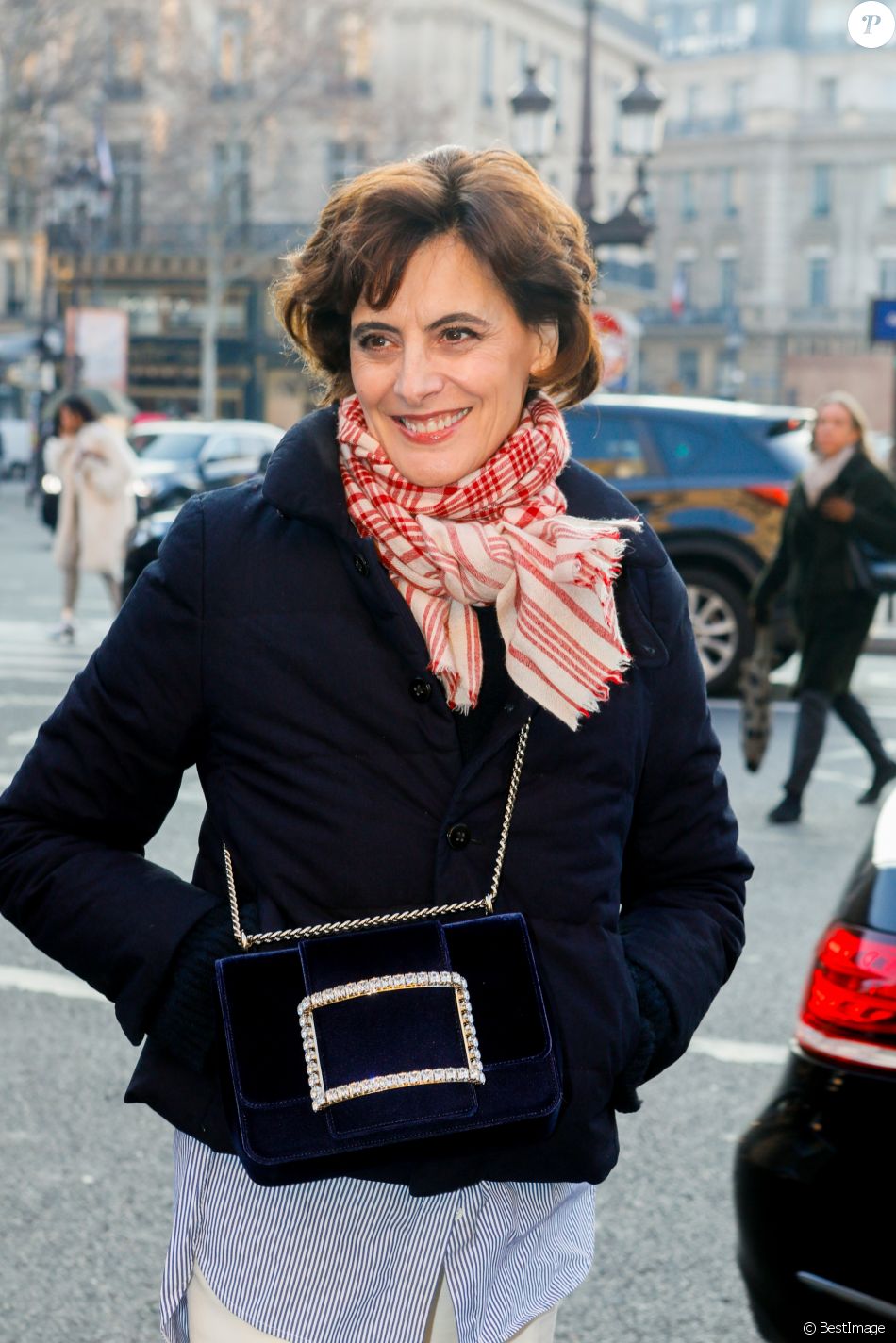 Inès de La Fressange arrive au défilé Schiaparelli lors de la Fashion