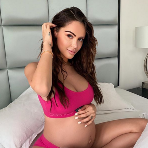 Nabilla Benattia enceinte, pose en sous-vêtements roses. Août 2019.