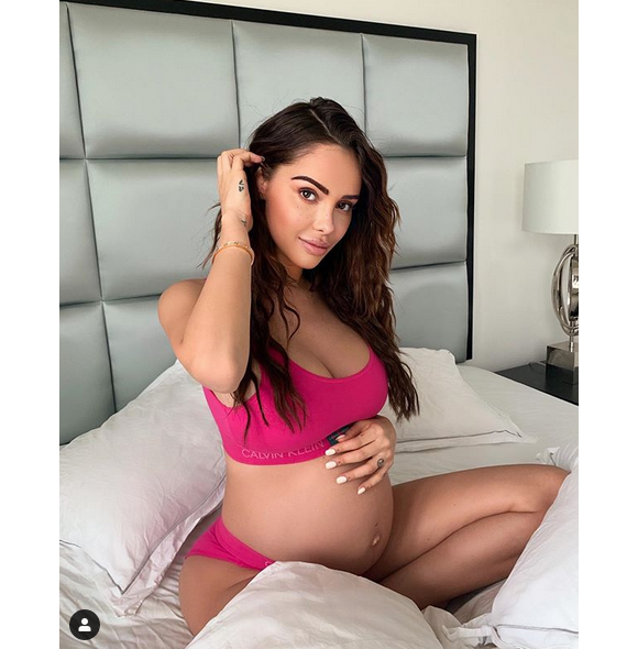 Nabilla Benattia enceinte, pose en sous-vêtements roses. Août 2019.