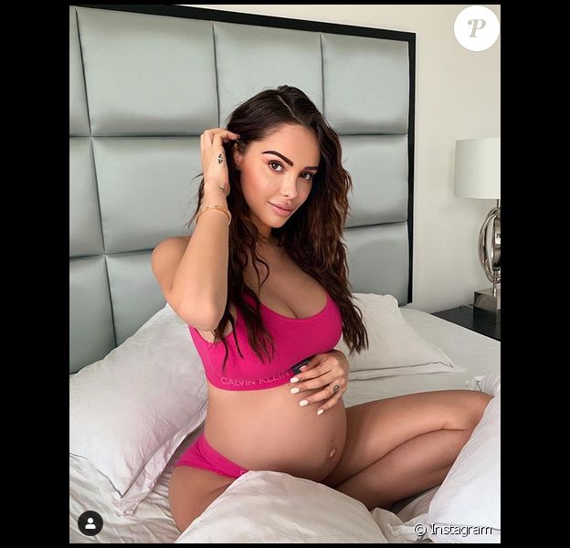 Nabilla Benattia enceinte, pose en sous-vêtements roses. Août 2019.