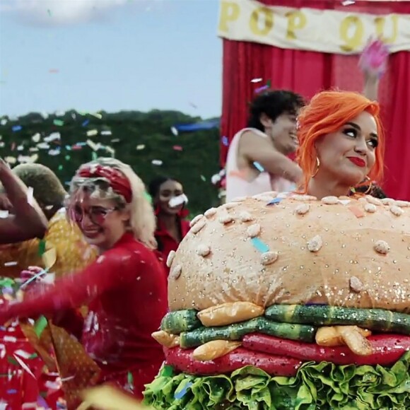 Taylor Swift et Katy Perry se rabibochent et tournent ensemble dans le nouveau clip de Taylor Swift "You Need to Calm Down". Los Angeles, le 17 juin 2019.