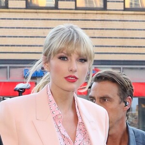 Taylor Swift quitte son appartement aux côtés de son père Scott Kingsley Swift à New York. Le duo se rend au restaurant pour un dîner père/fille, le 14 juin 2019.