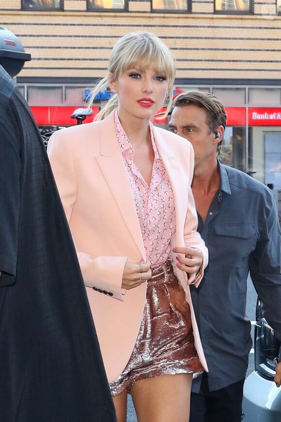 Taylor Swift quitte son appartement aux côtés de son père Scott Kingsley Swift à New York. Le duo se rend au restaurant pour un dîner père/fille, le 14 juin 2019.