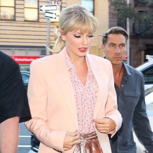 Taylor Swift quitte son appartement aux côtés de son père Scott Kingsley Swift à New York. Le duo se rend au restaurant pour un dîner père/fille, le 14 juin 2019.