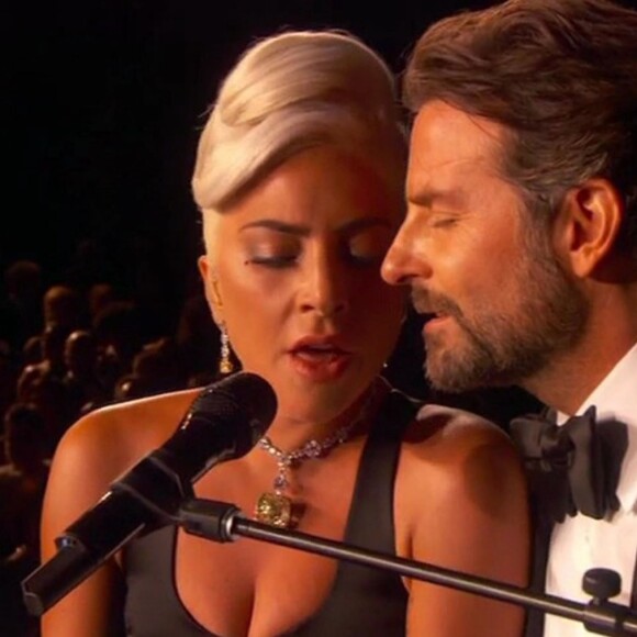 Lady Gaga et Bradley Cooper interprètent la chanson "Shallow" sur la scène de la 91ème cérémonie des Oscars 2019 au théâtre Dolby à Los Angeles, le 24 février 2019.