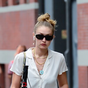 Gigi Hadid, prudente, a pris un parapluie pour une sortie dans la rue à New York le 6 août 2019 06/08/2019 - New York