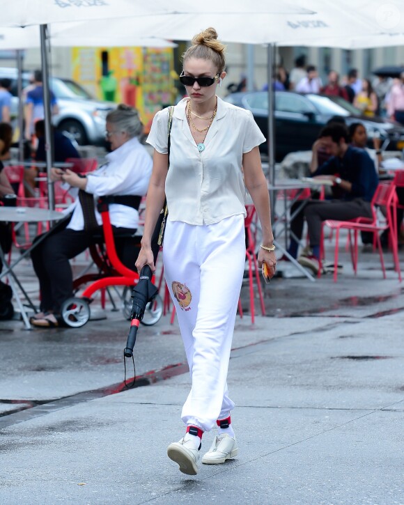 Gigi Hadid, prudente, a pris un parapluie pour une sortie dans la rue à New York le 6 août 2019 06/08/2019 - New York