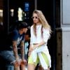 Gigi Hadid est de retour à New York pour son retour de vacances en Grèce avec sa soeur Bella. Le mannequin était décontracté pour la sortie: short legging jaune, pull blanc et baskets assorties. New York, le 2 août 2019.
