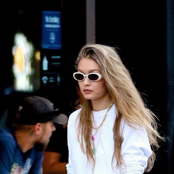 Gigi Hadid est de retour à New York pour son retour de vacances en Grèce avec sa soeur Bella. Le mannequin était décontracté pour la sortie: short legging jaune, pull blanc et baskets assorties. New York, le 2 août 2019.