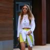 Gigi Hadid est de retour à New York pour son retour de vacances en Grèce avec sa soeur Bella. Le mannequin était décontracté pour la sortie: short legging jaune, pull blanc et baskets assorties. New York, le 2 août 2019.