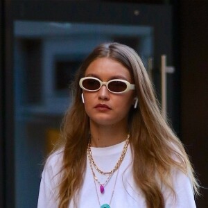 Gigi Hadid est de retour à New York pour son retour de vacances en Grèce avec sa soeur Bella. Le mannequin était décontracté pour la sortie: short legging jaune, pull blanc et baskets assorties. New York, le 2 août 2019.