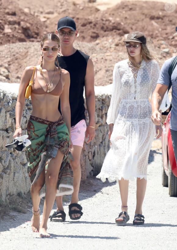 Bella Hadid et sa soeur Gigi en vacances avec des amies à Mykonos en Grèce. Les mannequins font des châteaux de sable, se chamaillent dans l'eau et se prélasse sur la plage, le 29 juillet 2019.