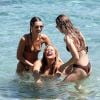 Bella Hadid et sa soeur Gigi en vacances avec des amies à Mykonos en Grèce. Les mannequins font des châteaux de sable, se chamaillent dans l'eau et se prélasse sur la plage, le 29 juillet 2019.