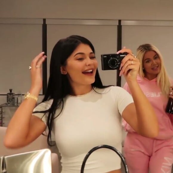 Kylie et sa soeur Khloe ont tenté de réaliser un tutoriel maquillage en étant... Ivres ! (Août 2019)