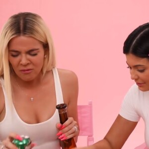 Kylie et sa soeur Khloe ont tenté de réaliser un tutoriel maquillage en étant... Ivres ! (Août 2019)