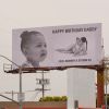 Kylie Jenner célèbre le 28ème anniversaire de son compagnon Travis Scott un peu en avance avec une photo d'elle et de sa fille Stormi sur un panneau publicitaire géant sur lequel on peut lire "Happy Birthday Daddy - Love Mommy & Stormi XO" à l'une des intersections les plus fréquentées de West Hollywood à Los Angeles, le 26 avril 2019.