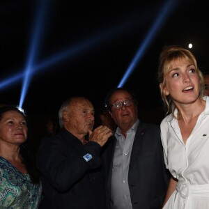 Jean-Pierre Tuveri, maire de Saint-Tropez, sa femme Cecilia, François Hollande et sa compagne Julie Gayet lors de la première édition de l'INDIE FEST à la citadelle de Saint-Tropez, Côte d'Azur, France, le 11 août 2019.