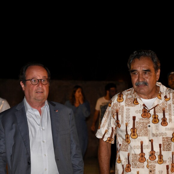 François Hollande et sa compagne Julie Gayet lors de la première édition de l'INDIE FEST à la citadelle de Saint-Tropez, Côte d'Azur, France, le 11 août 2019.