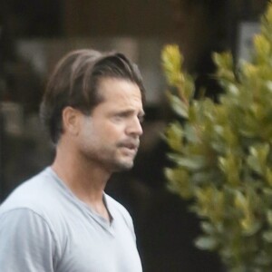 Exclusif - David Charvet est allé faire des courses chez Earthworks et charge sa voiture garée devant le magasin à Malibu, Los Angeles, le 4 juin 2019.