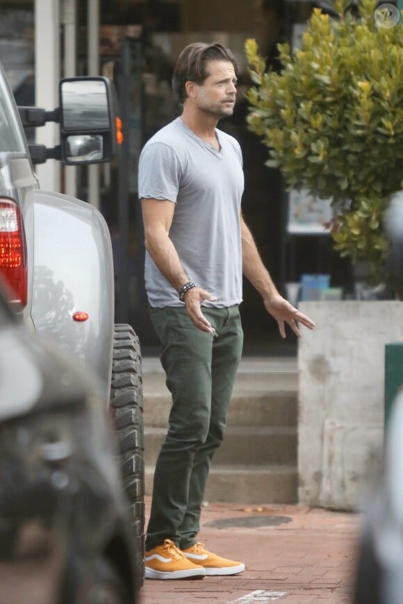 Exclusif - David Charvet est allé faire des courses chez Earthworks et charge sa voiture garée devant le magasin à Malibu, Los Angeles, le 4 juin 2019.