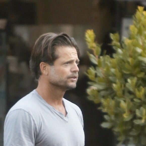 Exclusif - David Charvet est allé faire des courses chez Earthworks et charge sa voiture garée devant le magasin à Malibu, Los Angeles, le 4 juin 2019.