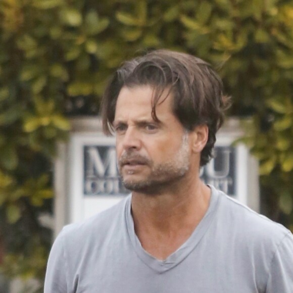 Exclusif - David Charvet est allé faire des courses chez Earthworks et charge sa voiture garée devant le magasin à Malibu, Los Angeles, le 4 juin 2019.