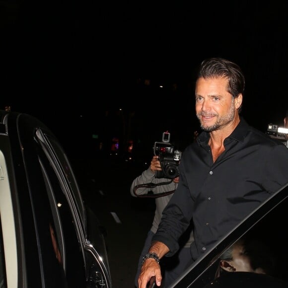 David Charvet est allé diner avec deux mystérieuses inconnues au restaurant Madeo à Beverly Hills, le 16 mai 2019.