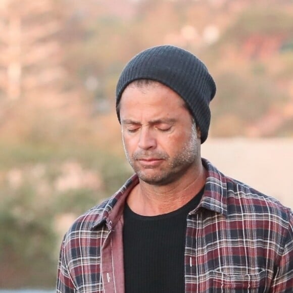 David Charvet sort, un verre à la main, d'une fête d'Halloween privée à Malibu, le 31 octobre 2018  Actor David Charvet attends a Halloween party in Malibu. David who didn't wear a costume to the party did enjoy a drink that he brought from home as he arrived for the party. 31st october 201831/10/2018 - Los Angeles