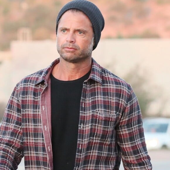 David Charvet sort, un verre à la main, d'une fête d'Halloween privée à Malibu, le 31 octobre 2018.