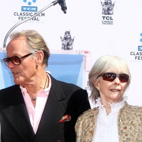 Jane Fonda, Peter Fonda, Shirlee Mae Adams, Troy Garity - Jane Fonda laisse ses empreintes au "Chinese Theater" dans le cadre du "TCM Classic Film Festival" a Hollywood, le 27 avril 2013.