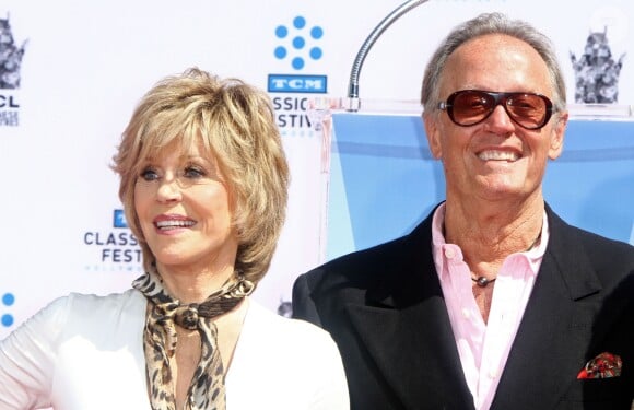 Jane Fonda, Peter Fonda - Jane Fonda laisse ses empreintes au "Chinese Theater" dans le cadre du "TCM Classic Film Festival" a Hollywood, le 27 avril 2013.