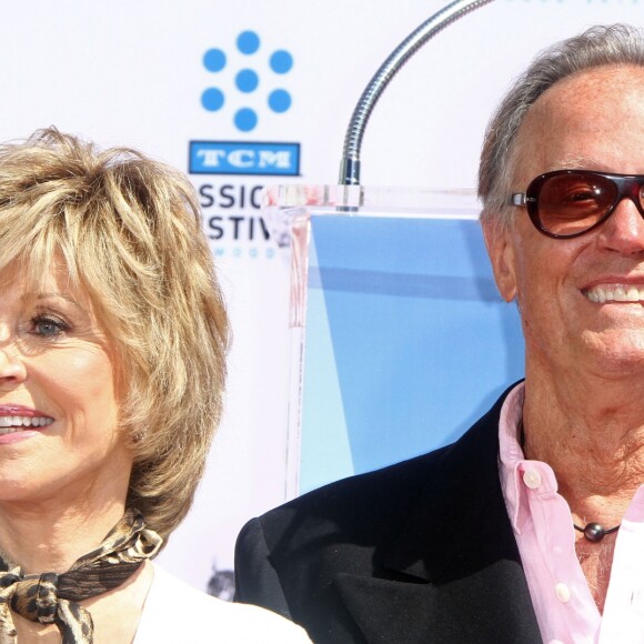 Jane Fonda, Peter Fonda - Jane Fonda laisse ses empreintes au "Chinese Theater" dans le cadre du "TCM Classic Film Festival" a Hollywood, le 27 avril 2013.