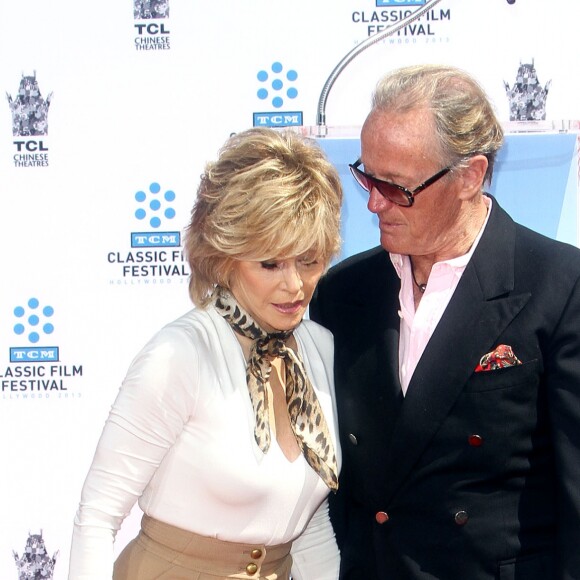 Jane Fonda, Peter Fonda - Jane Fonda laisse ses empreintes au "Chinese Theater" dans le cadre du "TCM Classic Film Festival" a Hollywood, le 27 avril 2013.